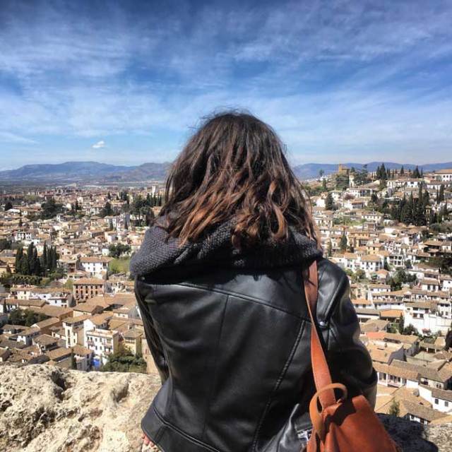 Chica mirando al barrio de Albiacín en Granada