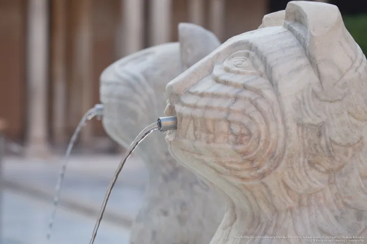 La fuente de los Leones de la Alhambra de cerca