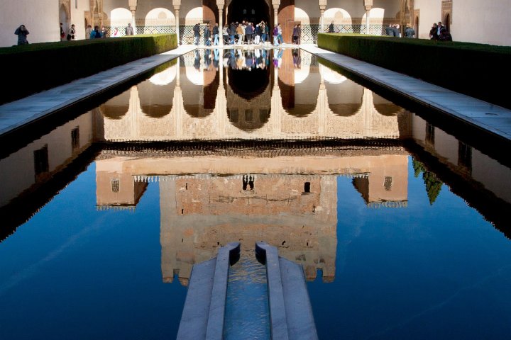 torre de la Alhambra reflejada en el agua