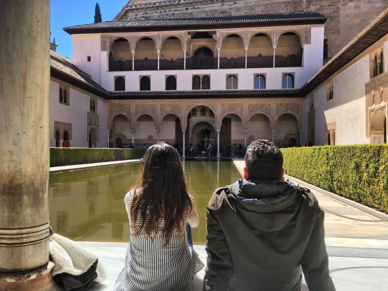 pareja admirando un edificio del Generalife