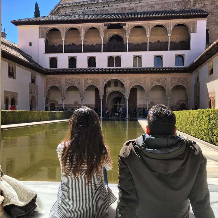 pareja admirando un edificio del Generalife