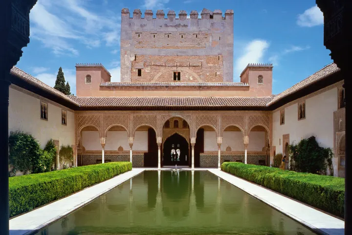 Alhambra. Patio de los Arrayanes. Torre de Comares.