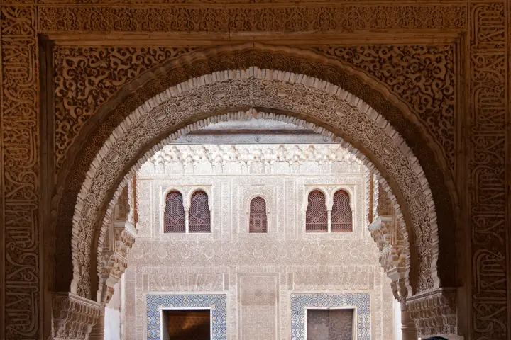 edificio visto desde un arco de la Alhambra