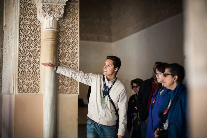guía explicando la historia de la Alhambra