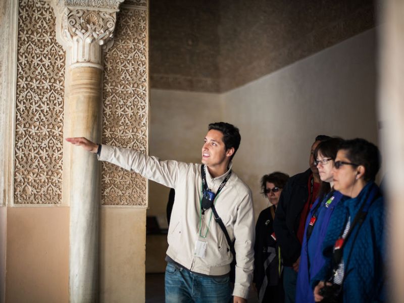 guía explicando la historia de la Alhambra