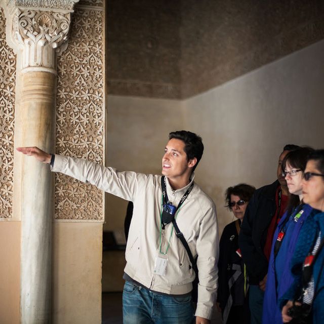 guía explicando la historia de la Alhambra