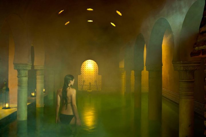 mujer en un baño árabe