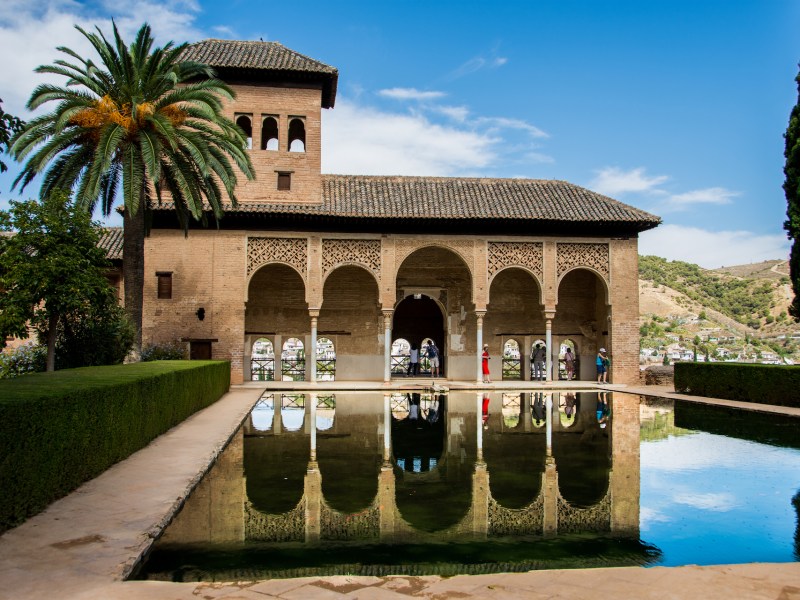 Edificio con fuente de la Alhambra
