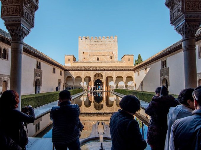gente haciendo fotos a un patio de la Alhambra
