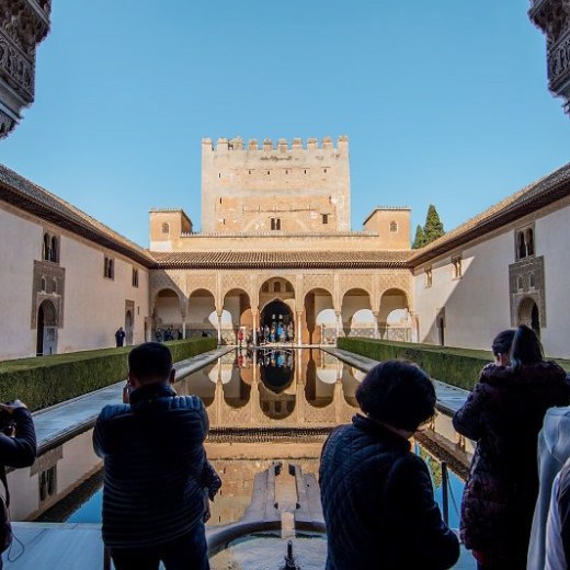 gente haciendo fotos a un patio de la Alhambra