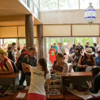 gente dentro del Centro de visitantes