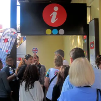 guía dando información a un grupo en el punto de encuentro